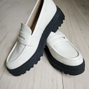 Womans white loafer-size 7